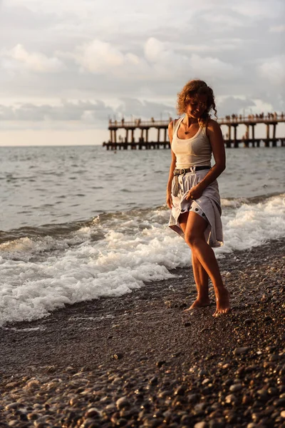 Junge Frau Mit Langen Haaren Schwarzen Kleid Strand — Stockfoto