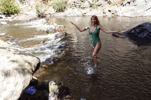 Junge Frau Badeanzug Mit Auf Dem Hintergrund Des Flusses — Stockfoto