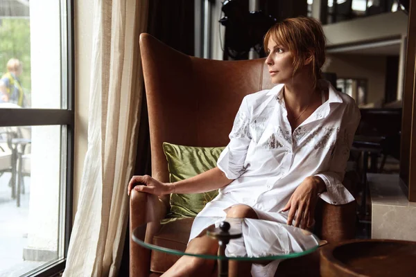 Jeune Femme Assise Sur Les Chaises Buvant Café — Photo