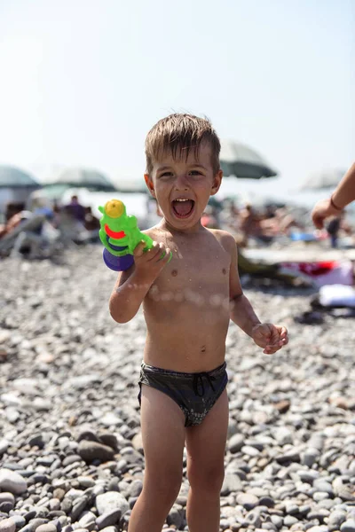 Bambino Con Giocattolo Sulla Spiaggia — Foto Stock
