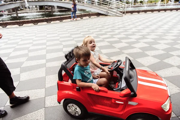 Oyuncak Arabadaki Iki Küçük Çocuk — Stok fotoğraf