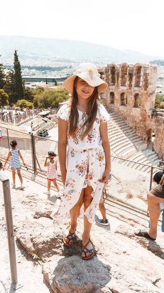 Mädchen Mit Weißem Kleid Auf Den Ruinen Hintergrund — Stockfoto