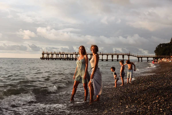 Twee Jonge Vrouwen Met Kinderen Hebben Plezier Het Strand — Stockfoto