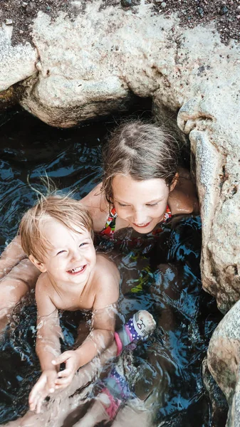 Aranyos Boldog Gyerekek Pihen Vízben Sziklás Tenger Partján — Stock Fotó
