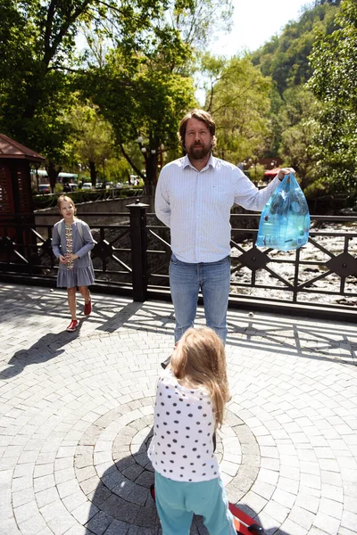 Vader Kinderen Wandelen Het Park — Stockfoto