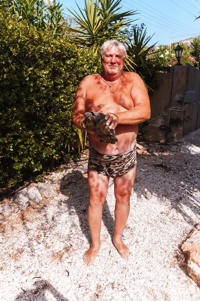Man Met Een Kleine Schildpad — Stockfoto