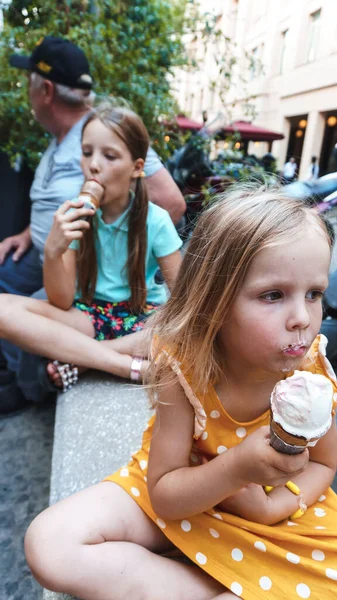 Bambini Carini Mangiare Gelato Sulla Strada — Foto Stock