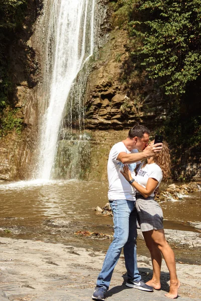 Couple Amoureux Posant Par Cascade Prendre Selfie — Photo