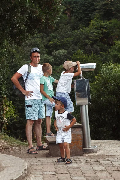 Father Sons Look Binoculars Observation Deck — Stockfoto