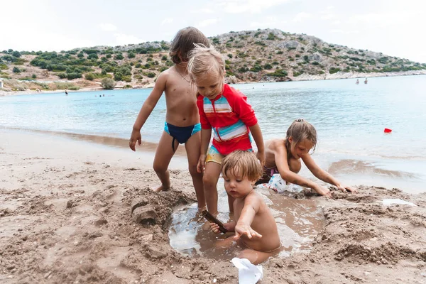Dzieci Bawiące Się Piaskiem Morzu — Zdjęcie stockowe