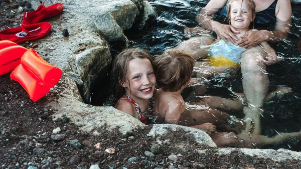 Παιδιά Που Αναπαύονται Νερό Στη Βραχώδη Ακτή Της Θάλασσας — Φωτογραφία Αρχείου