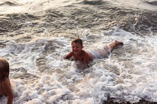 Küçük Çocuk Kumsalda Kumla Oynuyor — Stok fotoğraf