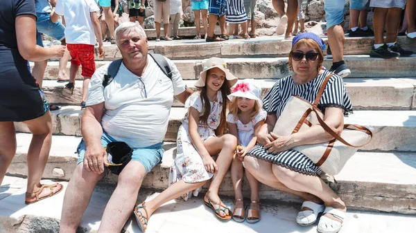 Großeltern Mit Kindern Auf Einer Treppe Athen Griechenland — Stockfoto