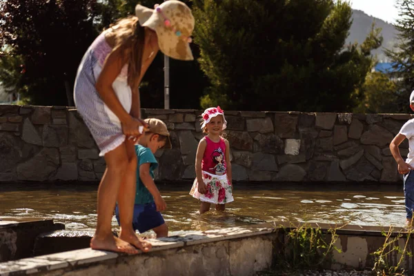 Crianças Divertindo Brincando Fonte Água Verão — Fotografia de Stock