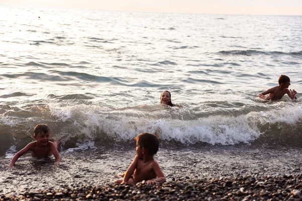 Gelukkig Kinderen Spelen Zee Golven Bij Zonsondergang — Stockfoto