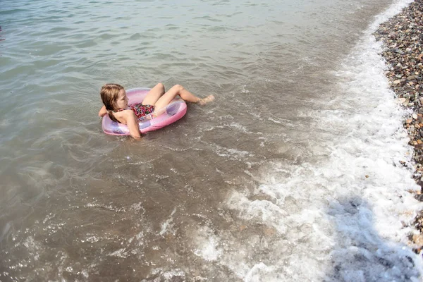 Młoda Dziewczyna Stroju Kąpielowym Plaży — Zdjęcie stockowe