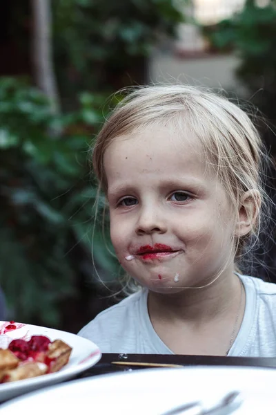 Menina Comendo Sorvete — Fotografia de Stock