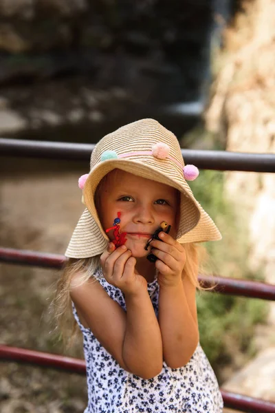 Щаслива Маленька Дівчинка Капелюсі Бавиться Іграшками Вулиці — стокове фото