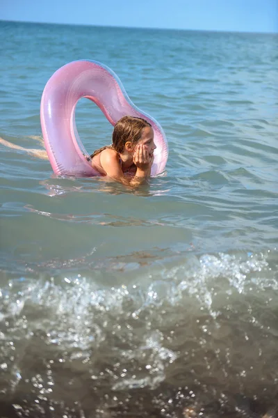 Mooi Meisje Zwemmen Het Water — Stockfoto