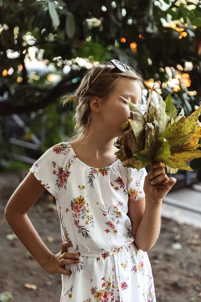 Belle Jeune Fille Dans Une Robe Blanche Avec Des Feuilles — Photo