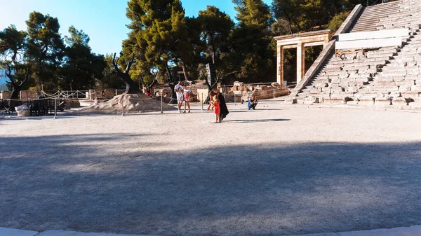 Menschen Spazieren Zwischen Antiken Ruinen — Stockfoto