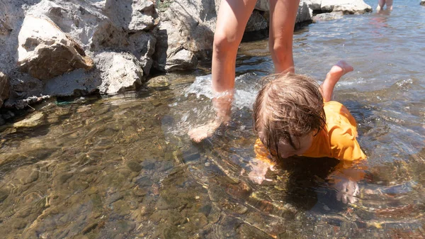 Mały Chłopiec Pływający Wodzie — Zdjęcie stockowe