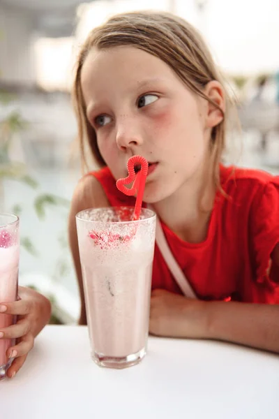 Маленька Дівчинка Морозиво Кафе — стокове фото