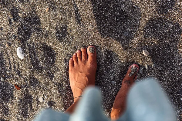 Kaki Seorang Wanita Terbaring Pantai — Stok Foto