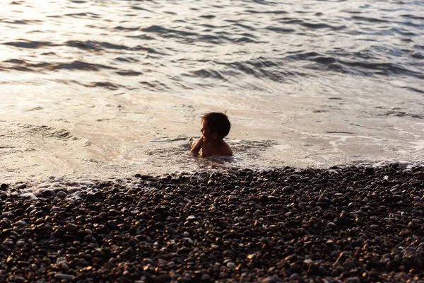 Niño Jugando Con Arena Playa — Foto de Stock