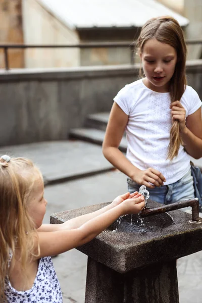 Chicas Felices Cerca Beber Fuente Ciudad Verano — Foto de Stock