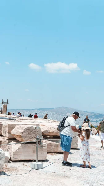 Großvater Und Seine Enkelin Beim Spaziergang Athen Griechenland — Stockfoto