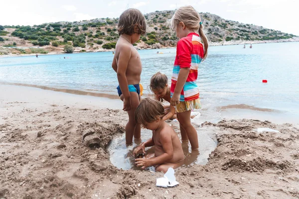 Dzieci Bawiące Się Piaskiem Plaży — Zdjęcie stockowe