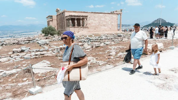 Παππούδες Εγγονή Που Περπατούν Στην Αθήνα — Φωτογραφία Αρχείου