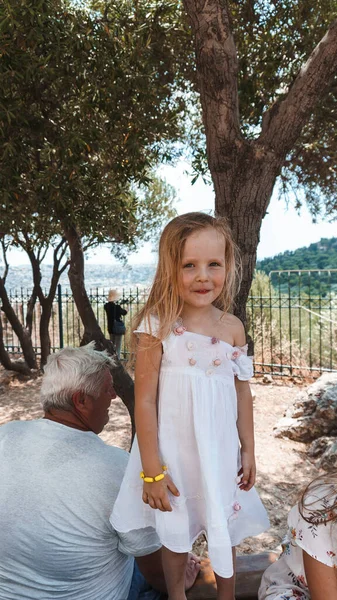 Menina Feliz Frente Seu Avô Atenas Grécia — Fotografia de Stock