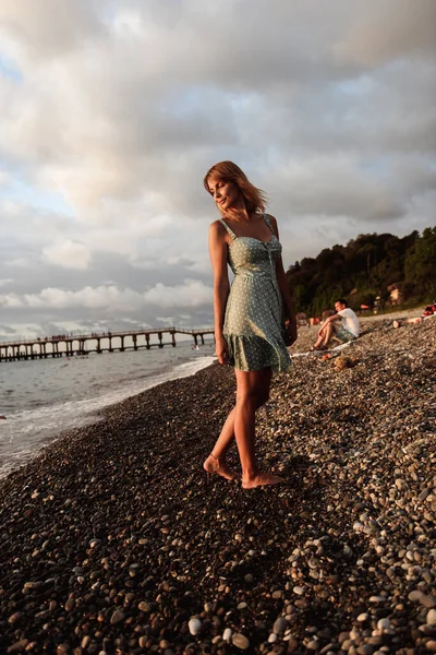 Schöne Junge Frau Mit Langen Haaren Einem Kleid Strand — Stockfoto