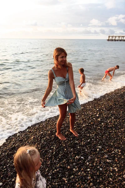 Vrouw Jurk Schattig Kleine Kinderen Hebben Plezier Het Strand — Stockfoto