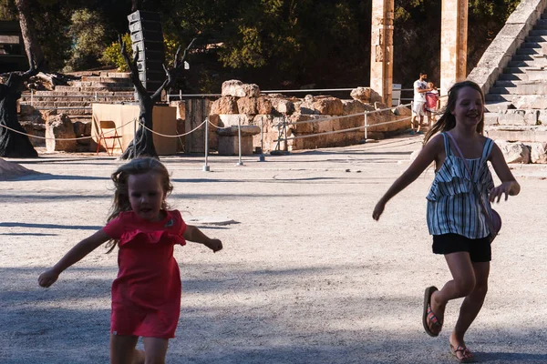 Kızlar Yazları Antik Şehrin Kalıntılarında Yürüyorlar — Stok fotoğraf