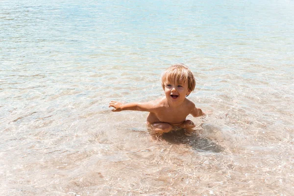 Kleine Jongen Blauw Zeewater — Stockfoto