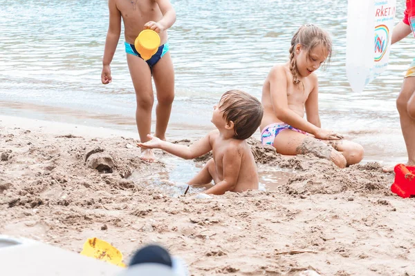 Bambini Che Giocano Con Giocattoli Sulla Spiaggia Sabbia — Foto Stock