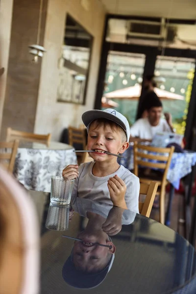 Retrato Lindo Niño Feliz Sentado Cafetería — Foto de Stock