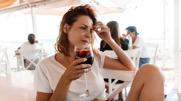 Belle Jeune Femme Avec Verre Vin Restaurant Plage — Photo