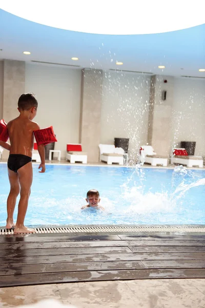 Glückliche Kinder Schwimmbad — Stockfoto