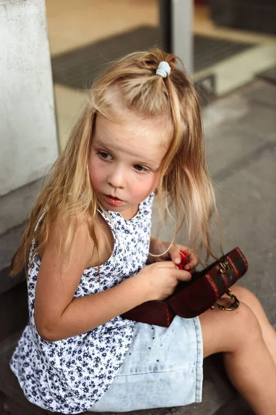 Портрет Красивої Блондинки Сидить Сходах Іграшками — стокове фото