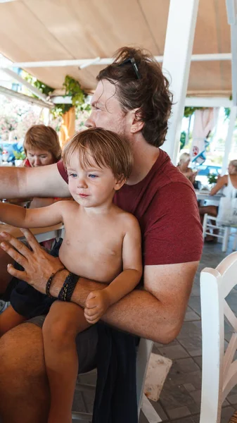 Pai Seu Filho Sentado Restaurante Durante Viagem — Fotografia de Stock