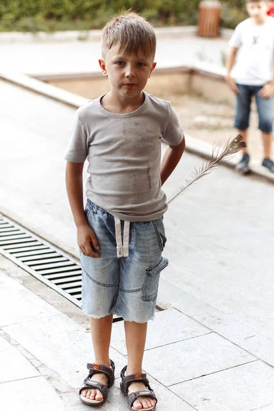 Lindo Niño Mirando Cámara Mientras Está Pie Calle — Foto de Stock