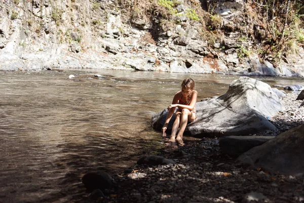 Cute Girl Sitting Stones Mountain River — Stock Photo, Image