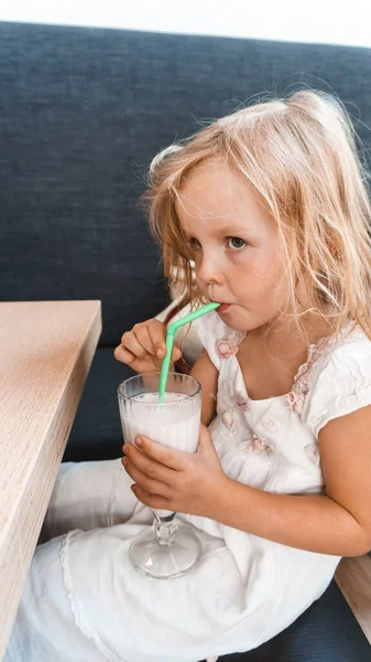 Küçük Kız Sahilde Dondurma Içiyor — Stok fotoğraf