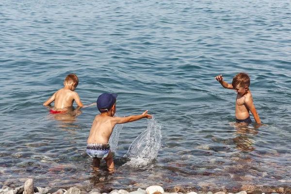 Chłopcy Dobrze Się Bawią Morzu — Zdjęcie stockowe