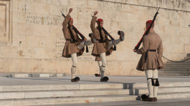 Yunan Muhafızlar Atina 'nın Törenini Değiştirdi