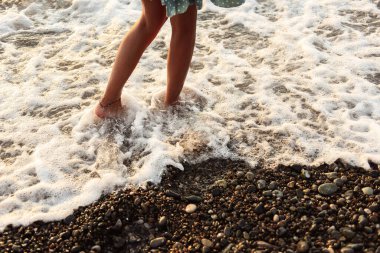 Plajda mayo giymiş bir kadın.